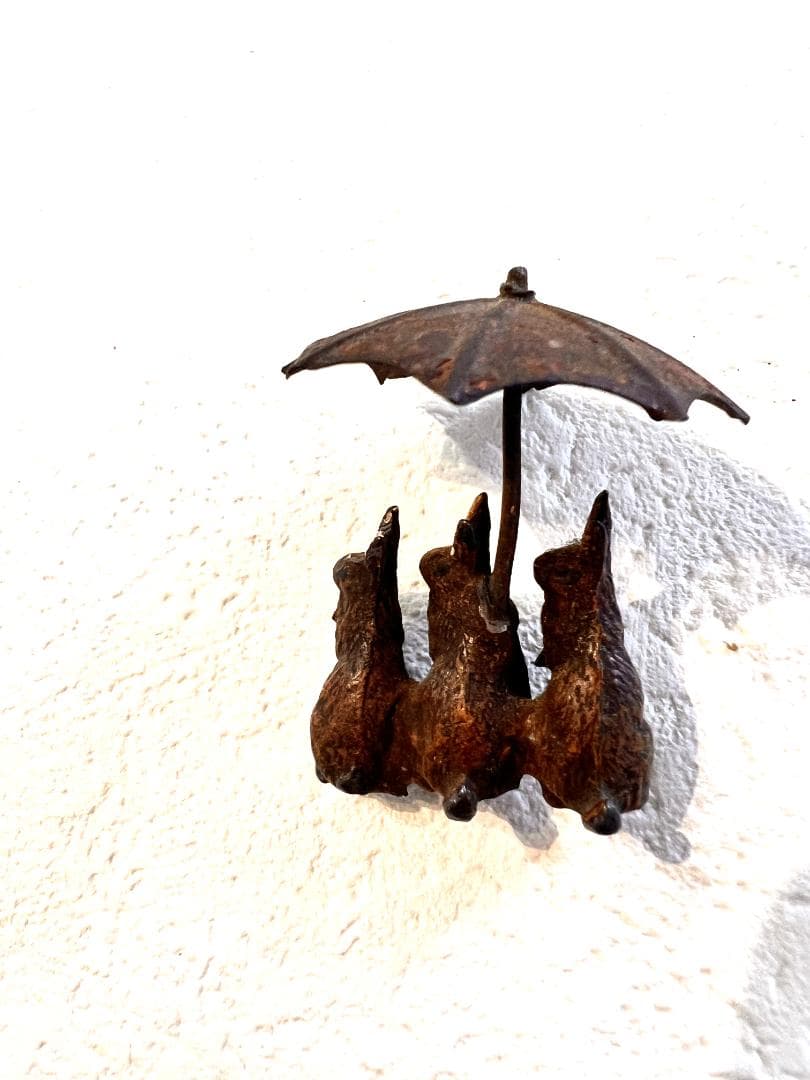 ビエナブロンズ　ミニチュアのフィギュア　３匹のうさぎと傘