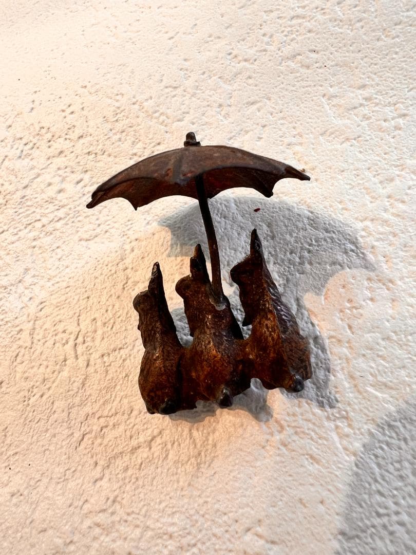 ビエナブロンズ　ミニチュアのフィギュア　３匹のうさぎと傘