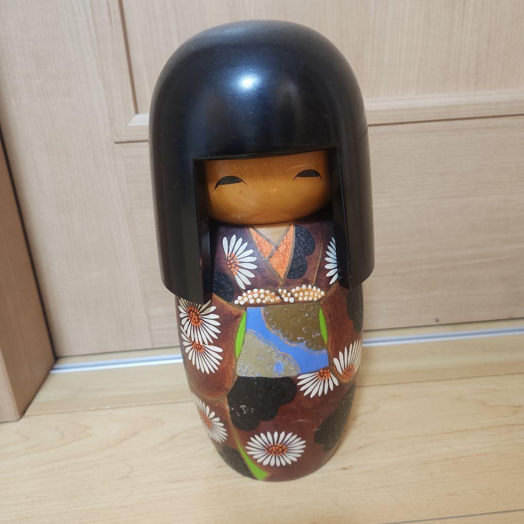 伝統的な黒髪こけし