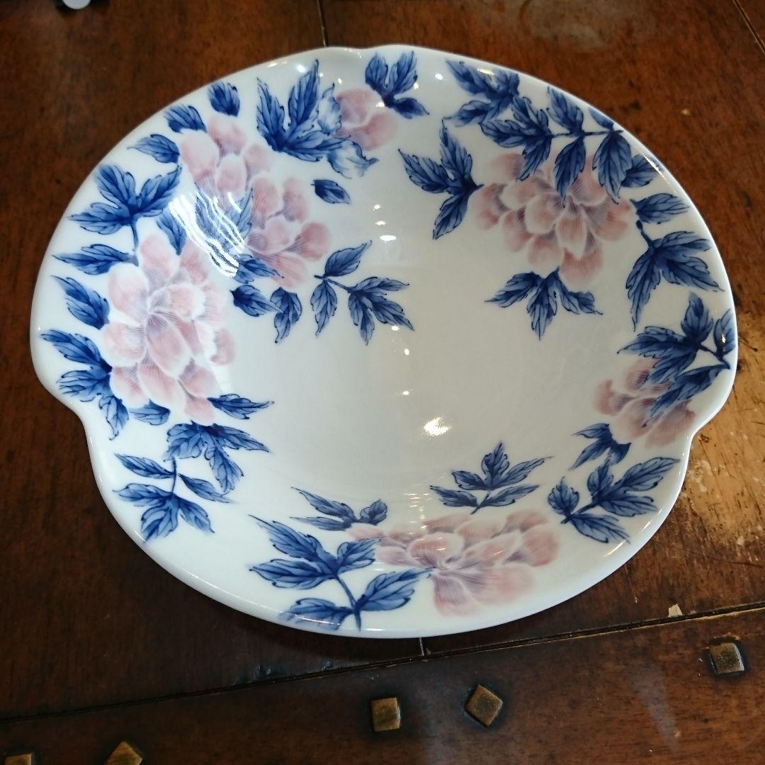 作家物 工房いとう 有田焼の牡丹柄三方浅鉢です。ピンクから紫色の牡丹に藍色