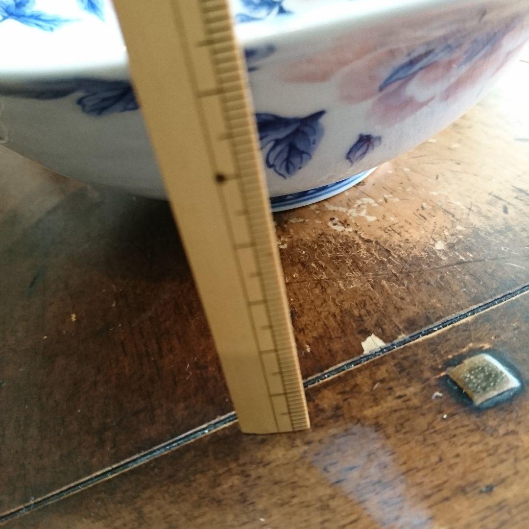 作家物 工房いとう 有田焼の牡丹柄三方浅鉢です。ピンクから紫色の牡丹に藍色