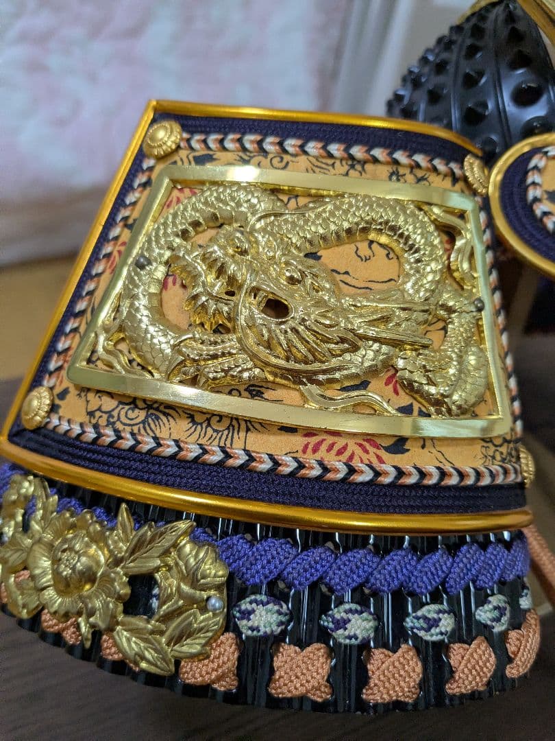 伝統的な日本の兜 金色装飾付き