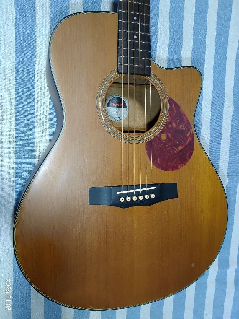 Morrisのカッタウェイ・アコースティックギターS-30ハードケース付きです。