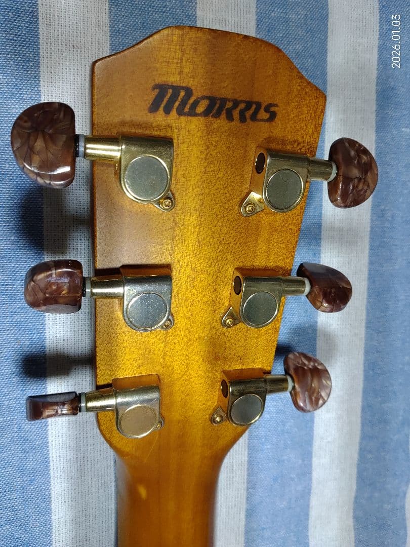 Morrisのカッタウェイ・アコースティックギターS-30ハードケース付きです。