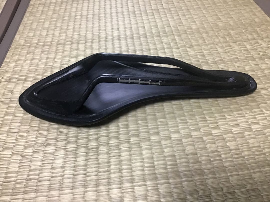 フィジーク FiZik Arione カーボンサドル ブラック