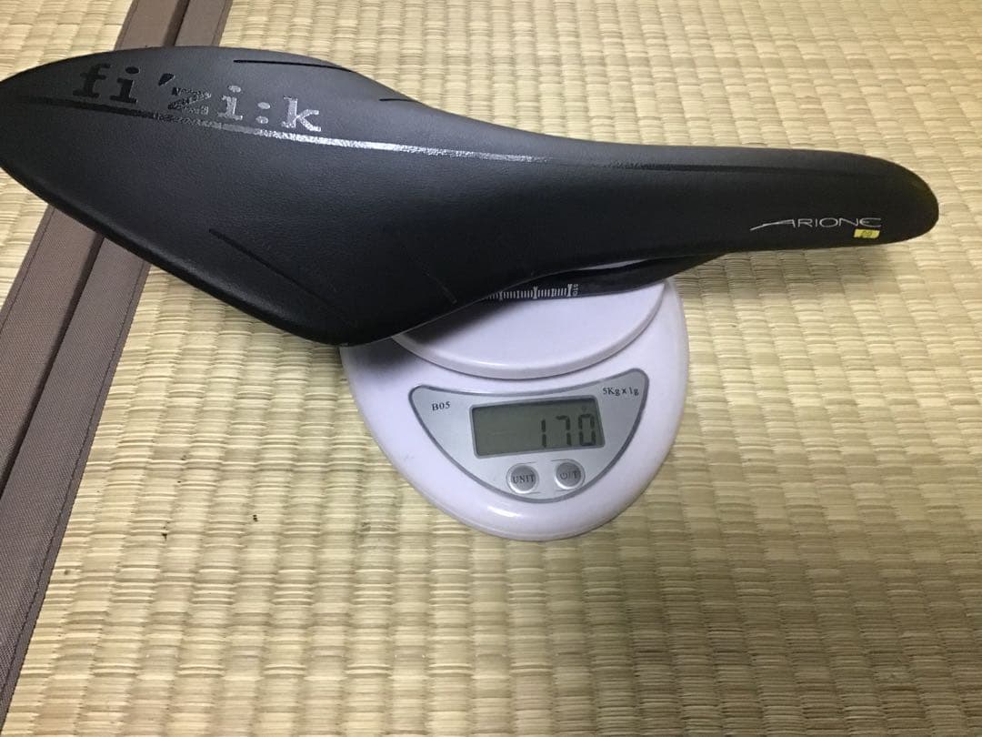 フィジーク FiZik Arione カーボンサドル ブラック