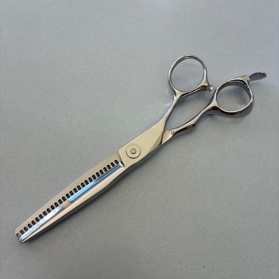 ６インチセニングシザー 10%~15% 抜けが良くカットラインが付きにくい