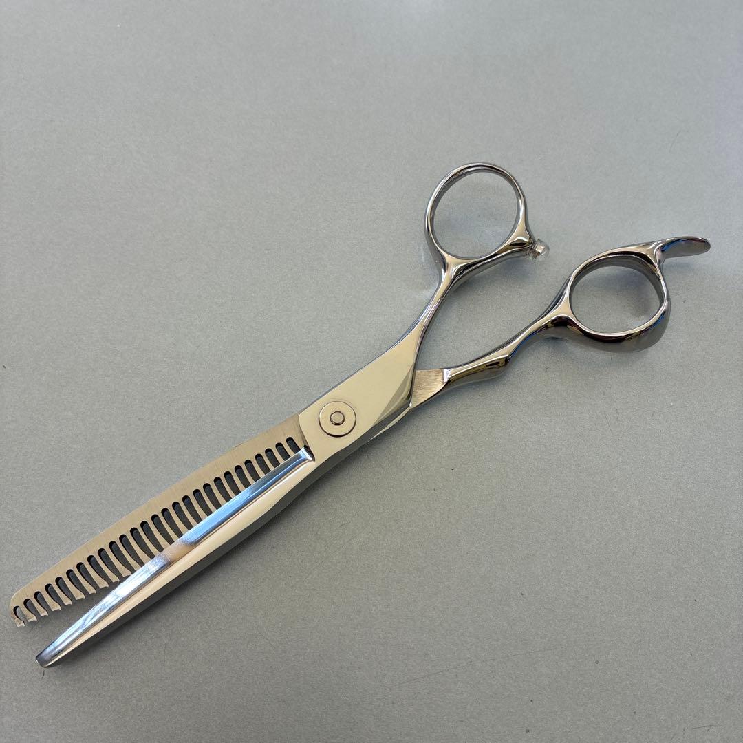 ６インチセニングシザー 10%~15% 抜けが良くカットラインが付きにくい