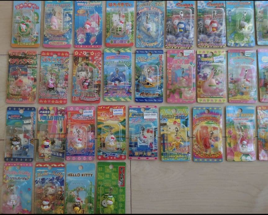 85個 Hello Kittyご当地限定キティ ファスナーマスコット まとめ売り