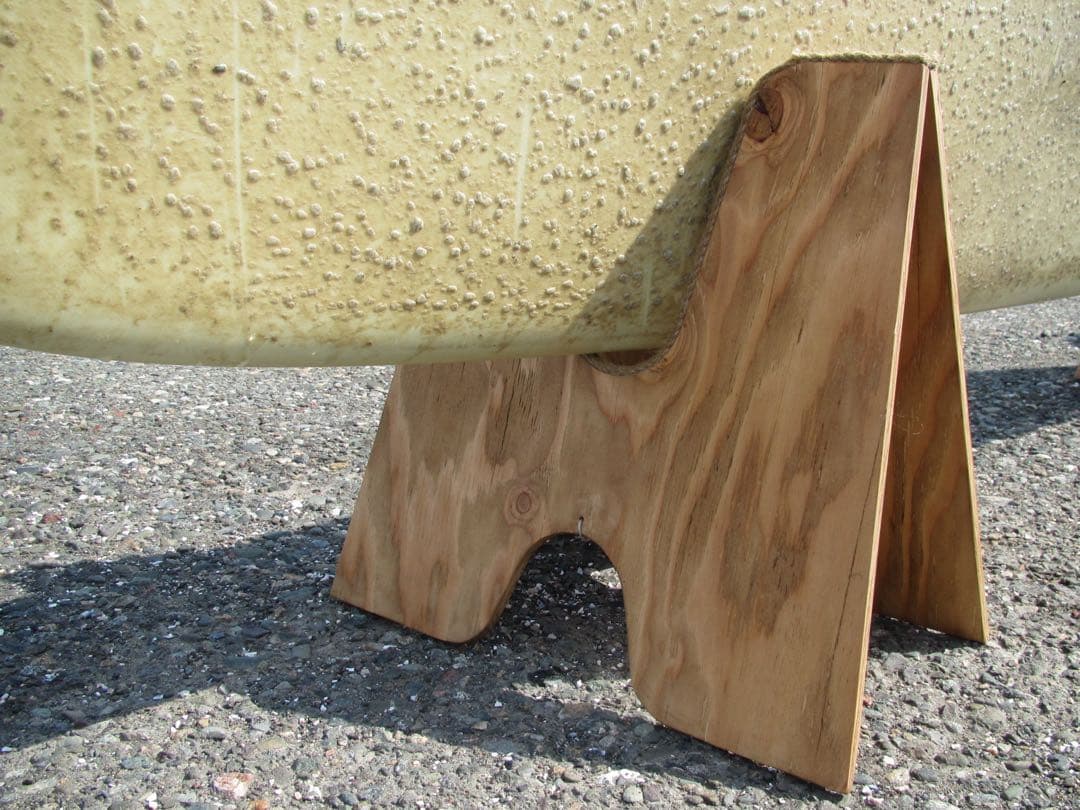 職人が手掛ける木製 サーフボードスタンド