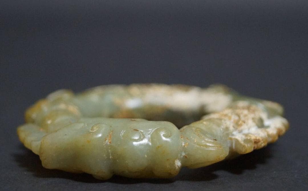 古代 和田玉(ホータン)細工立体彫り『古代龍』玉環龍佩根付 緒締玉 提げ物装飾品