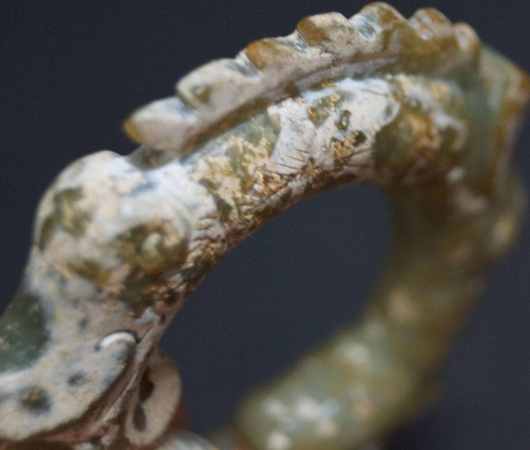 古代 和田玉(ホータン)細工立体彫り『古代龍』玉環龍佩根付 緒締玉 提げ物装飾品