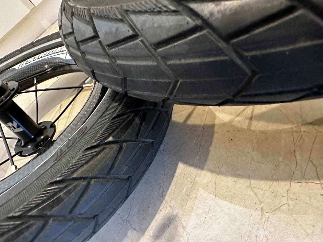 【新品同様】ストライダーSTR純正カーボンホイールタイヤ2本1組