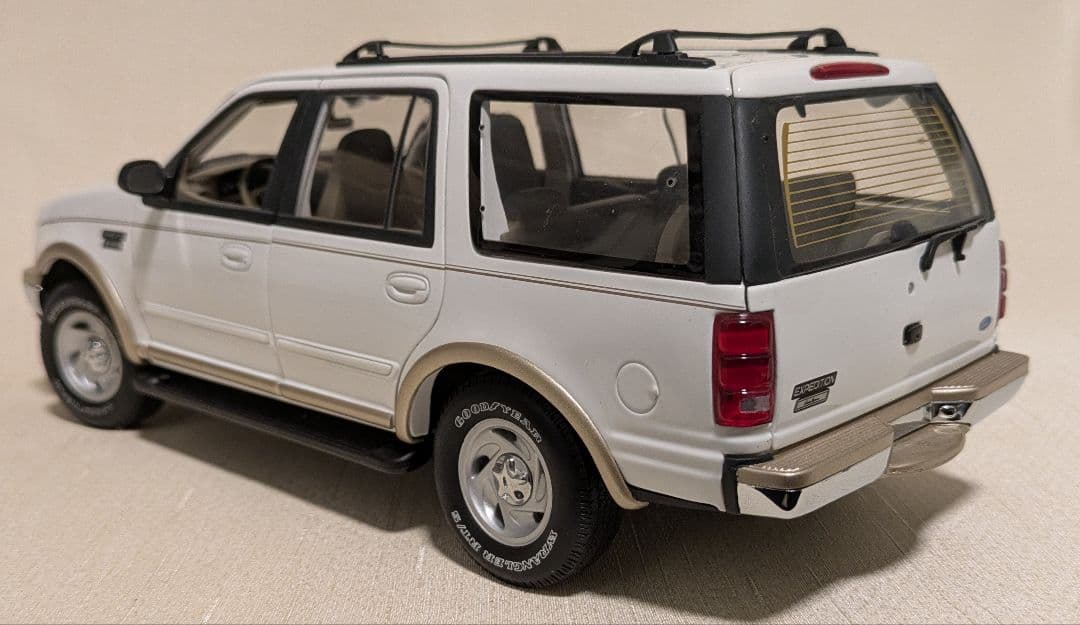 1/18 Ford エクスペディション（UTモデル製）
