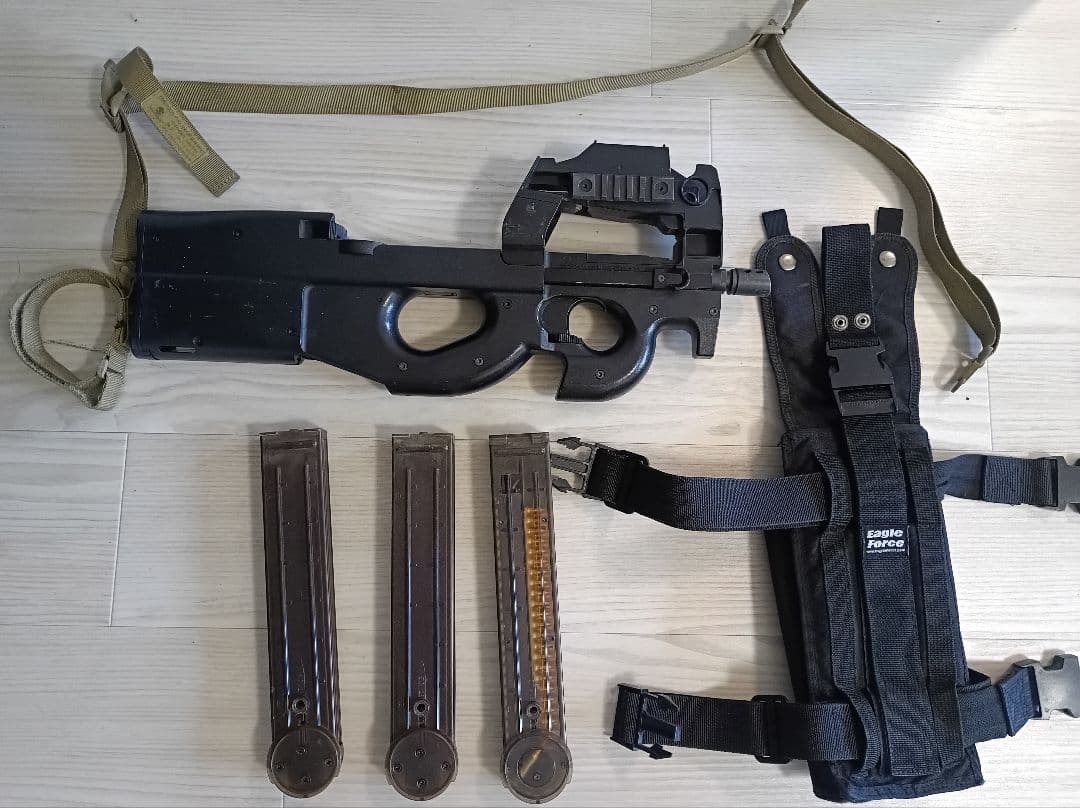 P90 TR 電動ガン スリング、マガジン3本、ホルダー、バッテリー充電器付き