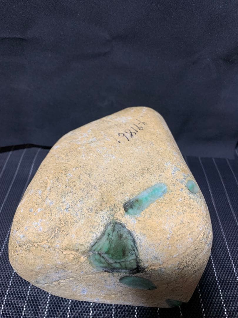 天然翡翠原石（高品質緑色）黒檀木台座付き