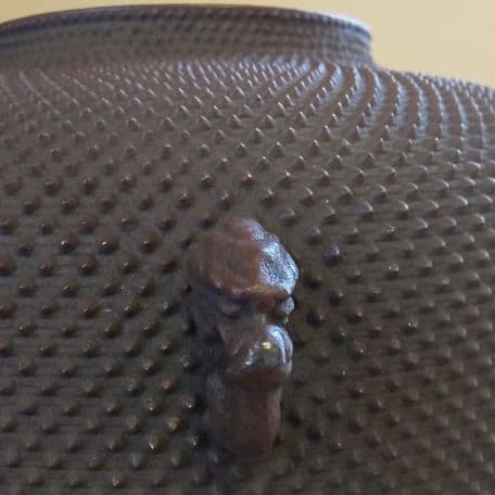 A 119         茶道      炉用 ・丸形総霰釜  ( 庄造造 )