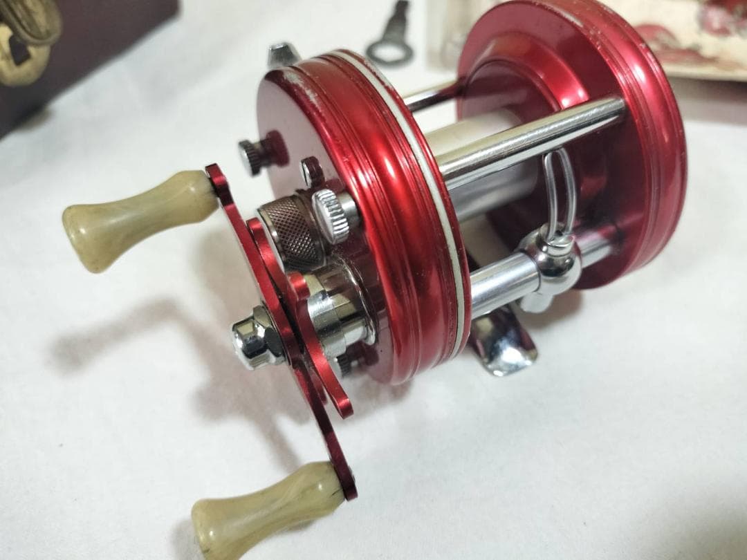 ABU GARCIA アブ アンバサダー 5000　4ネジ 赤　#435709