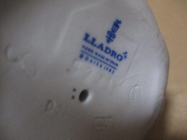 リアドロ人形　花籠抱く女の子　M32-3