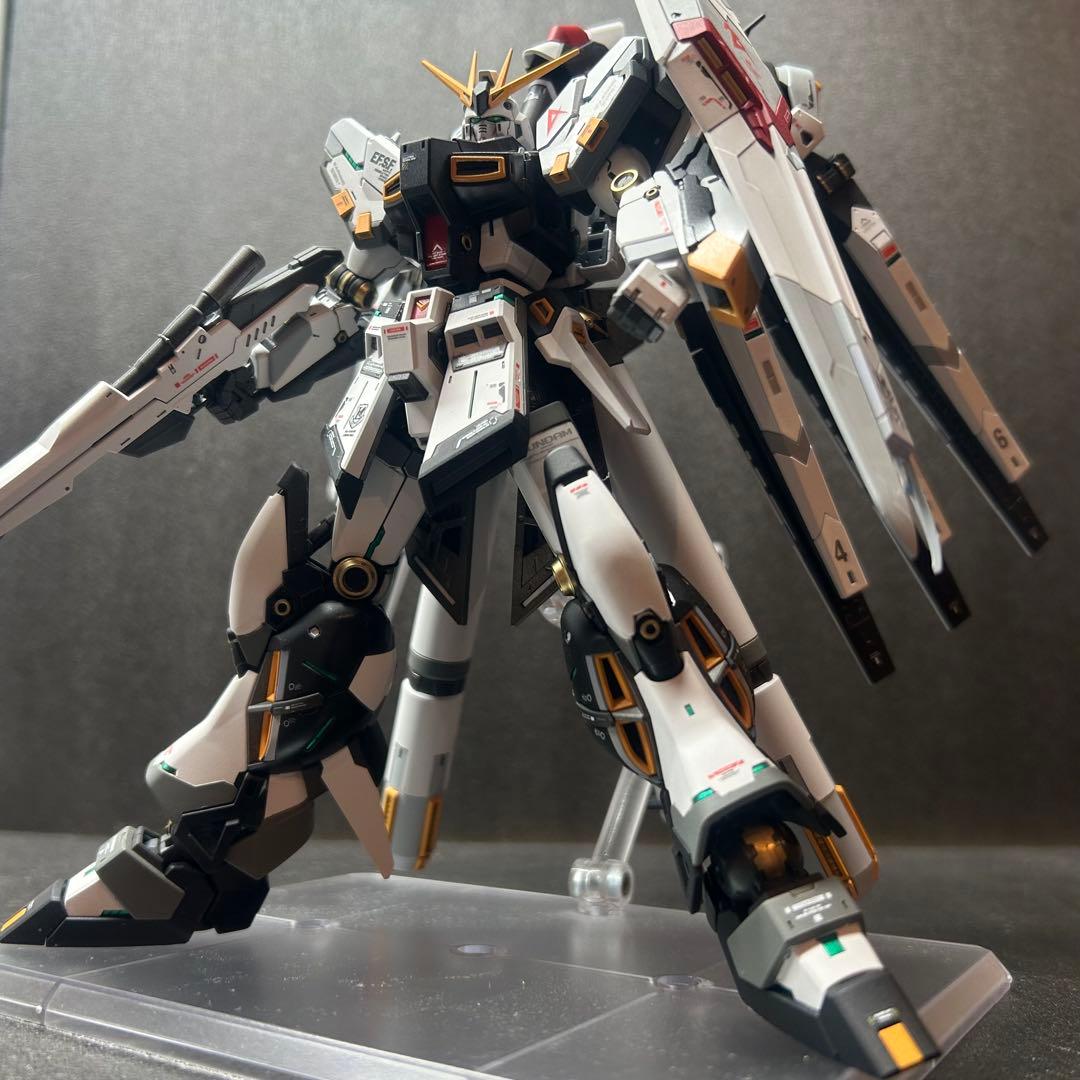RG hi-νガンダム 塗装済　完成品