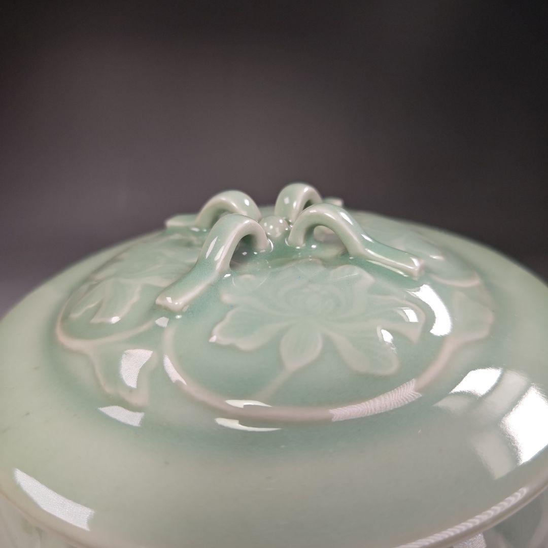 イ653 水指『龍泉窯』『青磁砧牡丹文　水指　替塗蓋付　共箱』茶道具