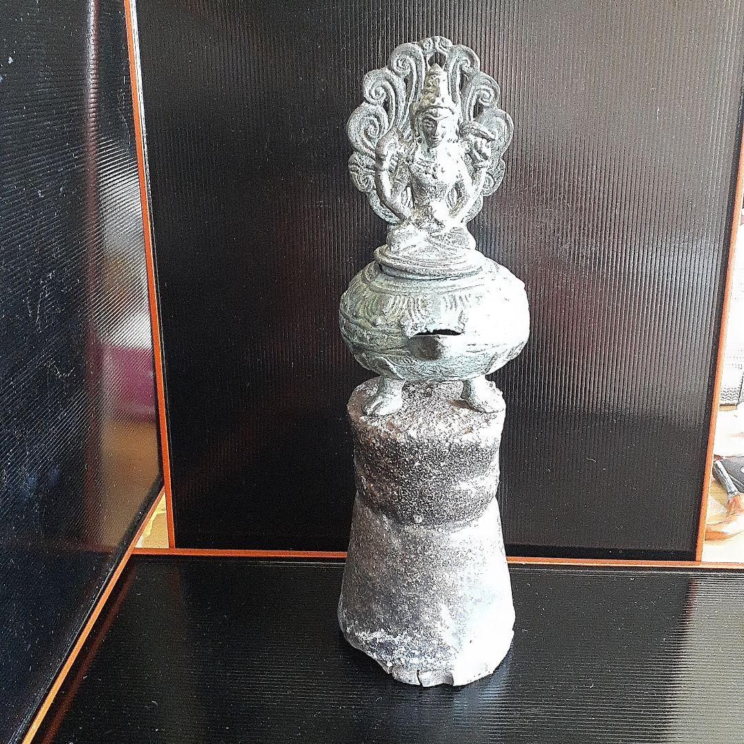 古銅ヴィシュヌ像寺院の石油ランプ土台付き