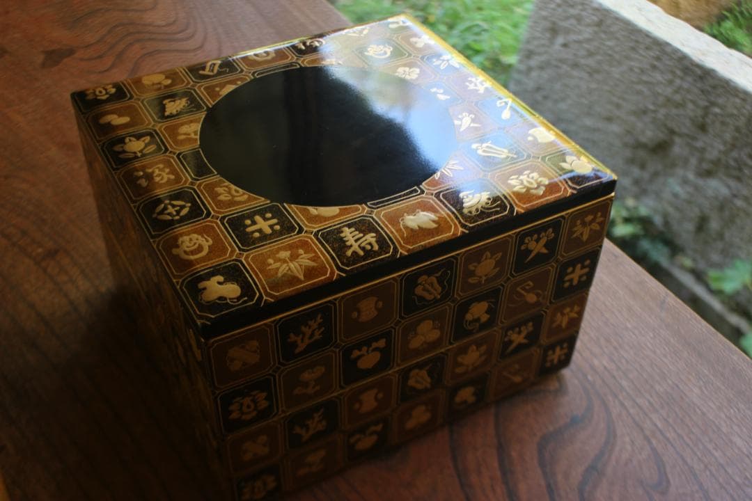 デッドストック！内朱金縁黒漆に極上宝尽蒔絵の映える二段重（検輪島塗重箱お重