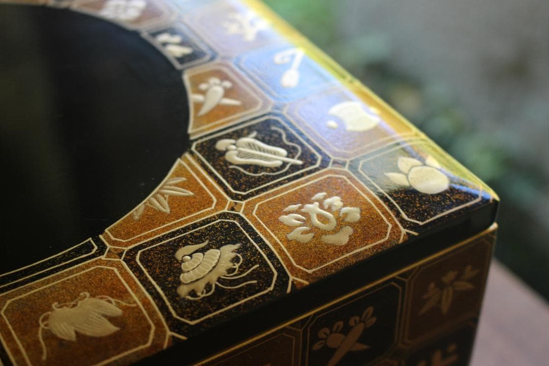 デッドストック！内朱金縁黒漆に極上宝尽蒔絵の映える二段重（検輪島塗重箱お重