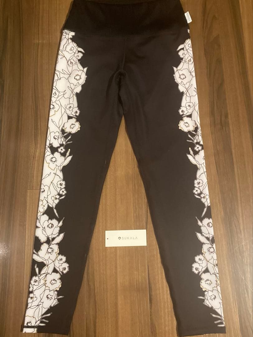 SUKALA ドローイングフラワーパネルレギンス