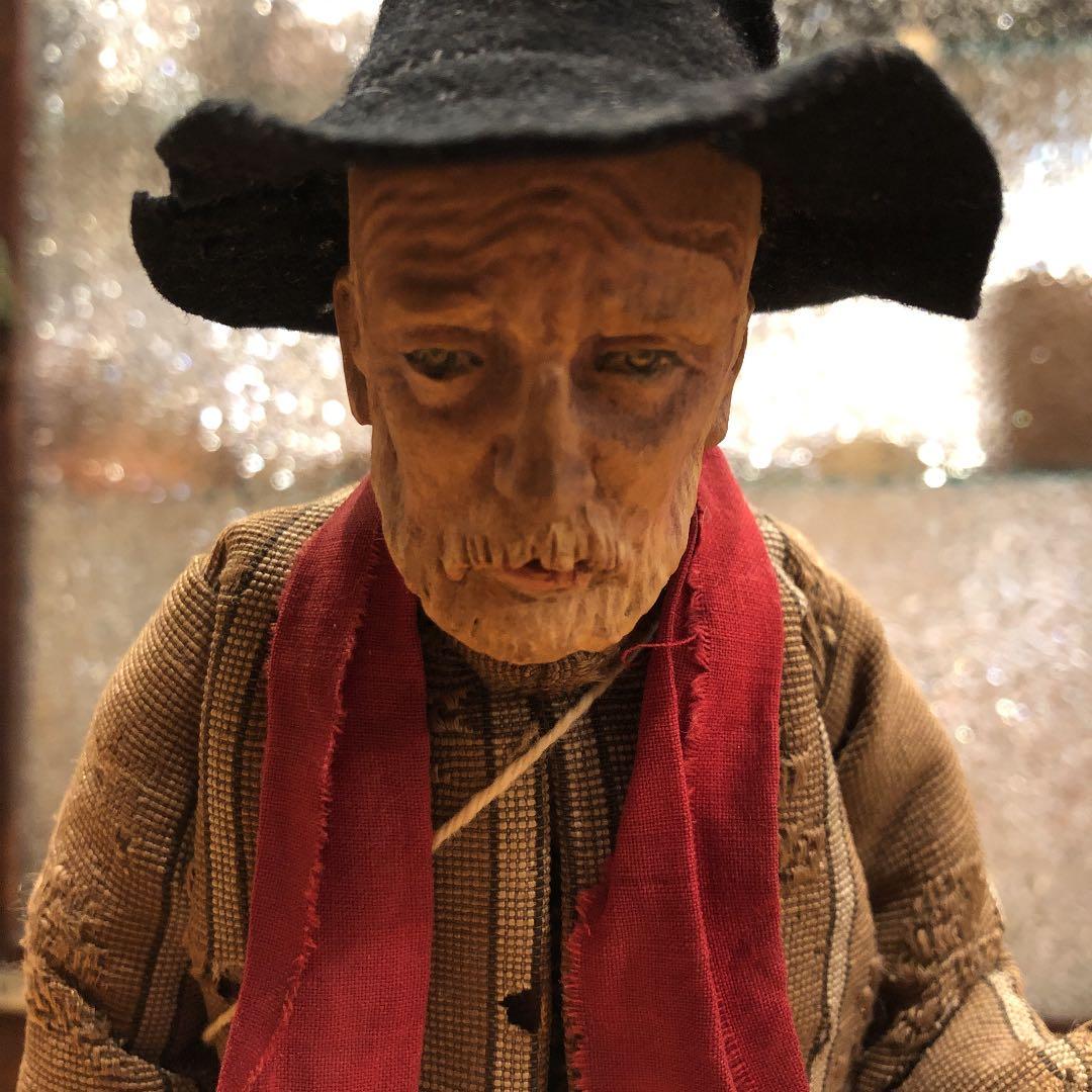 フランスアンティーク　街路灯に火を灯す老人