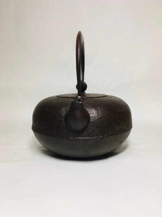 未使用　南部鉄器　鉄瓶　茶道具　及川栄喜　刷毛目紋鴛鴦摘平丸形鉄瓶　約1.6L