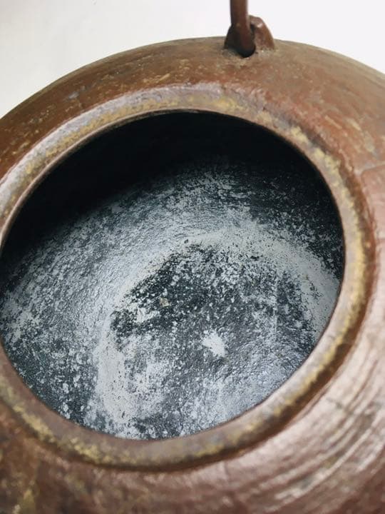 未使用　南部鉄器　鉄瓶　茶道具　及川栄喜　刷毛目紋鴛鴦摘平丸形鉄瓶　約1.6L