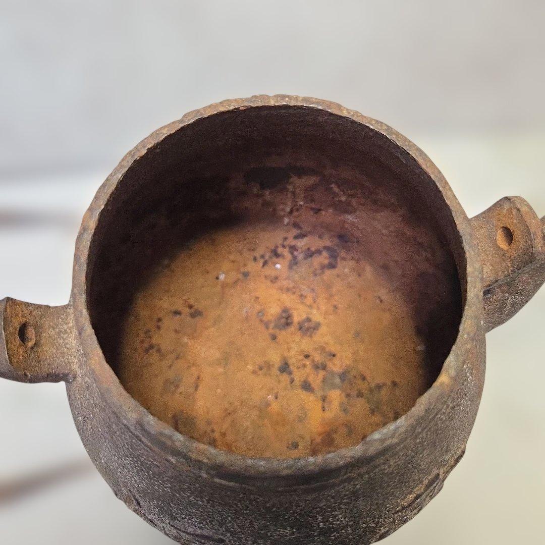 伝統的な鉄製茶釜 漢字彫刻