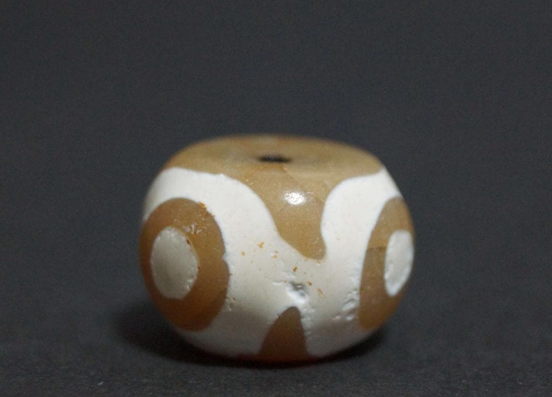 オールドチベットメノウ瑪瑙 『虎牙三眼天珠』根付緒締玉提げ物 Dziビーズお守り