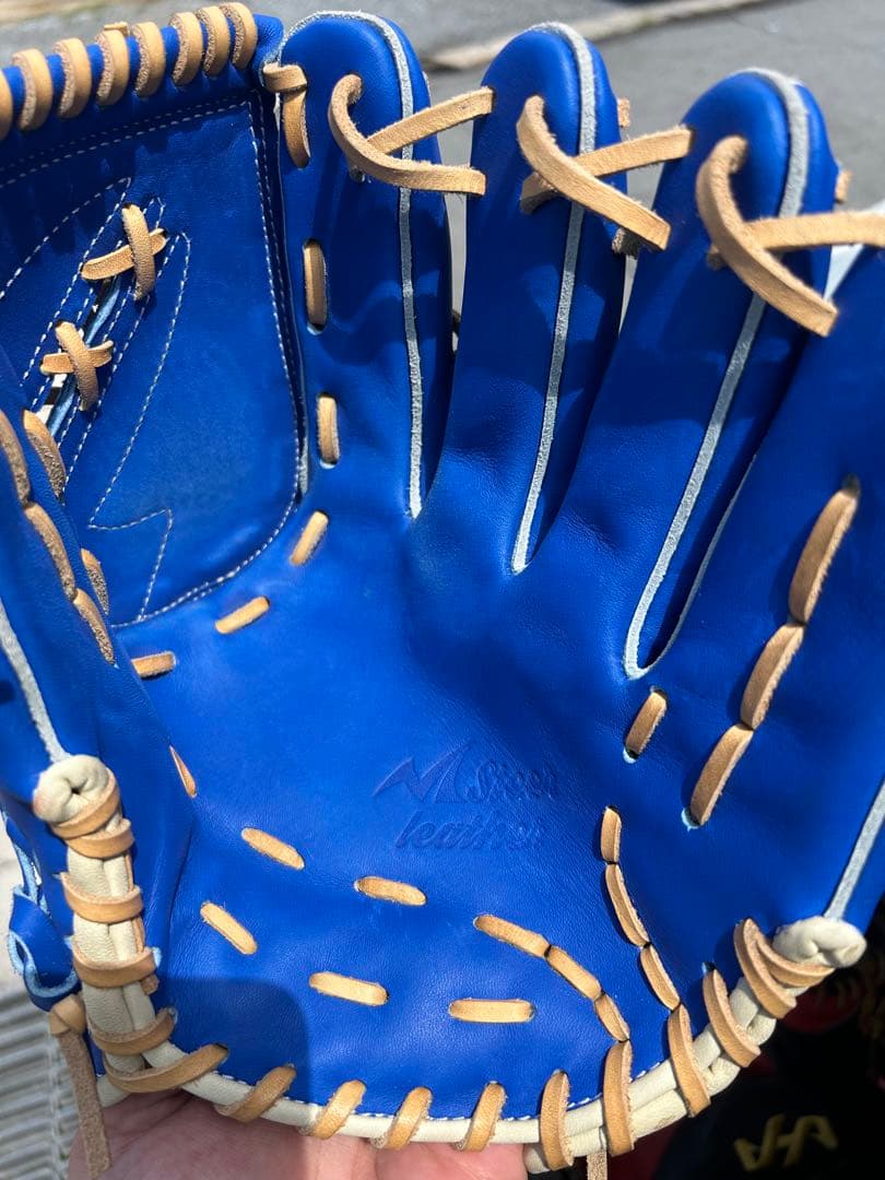 ノーリミット 新品 湯もみさ済み青い軟式用グローブ 金色ロゴ付き