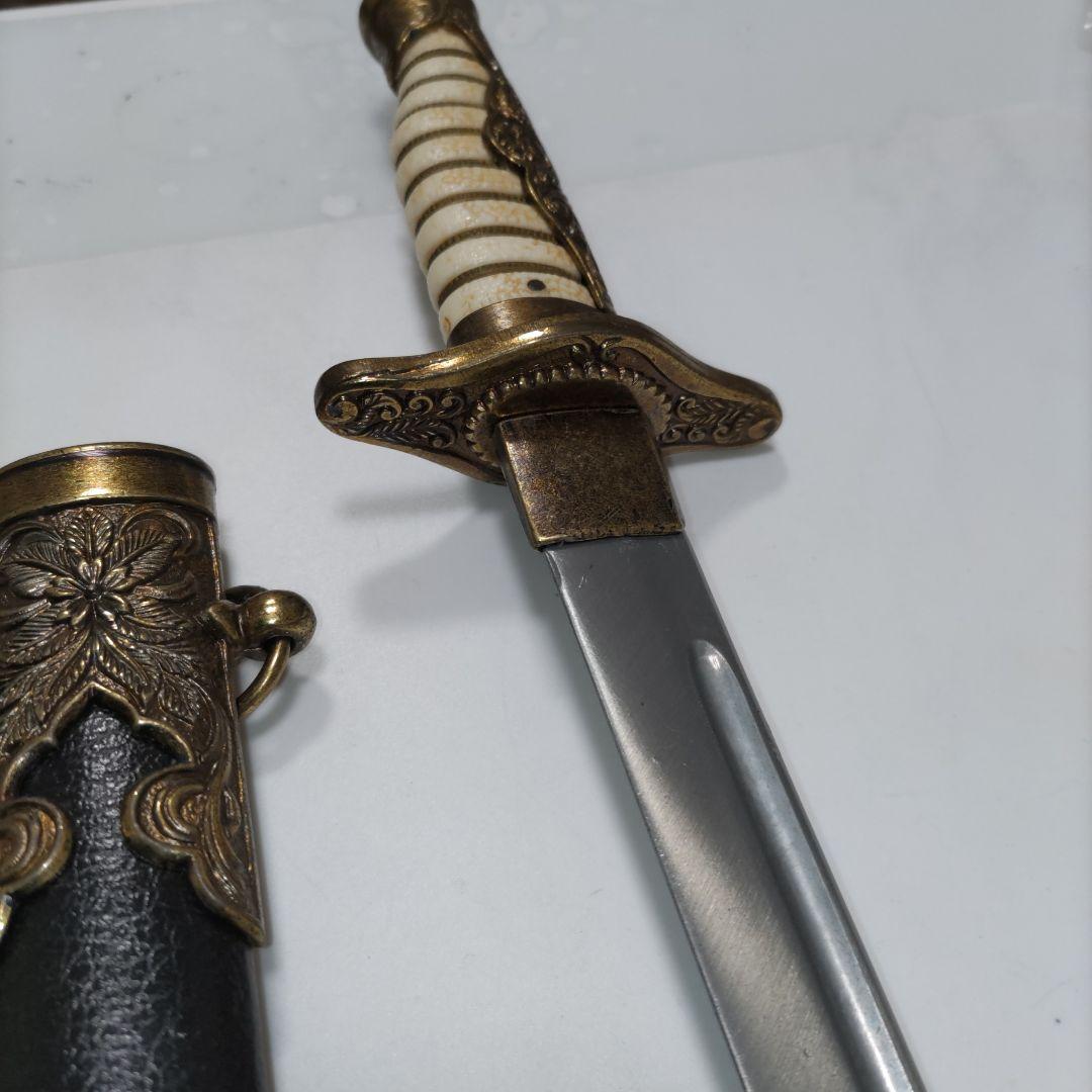 210. （模造刀）金色装飾の刀40cm