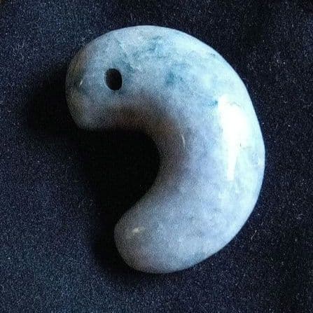 天然石 勾玉　淡い緑色と白色の混合　約18g