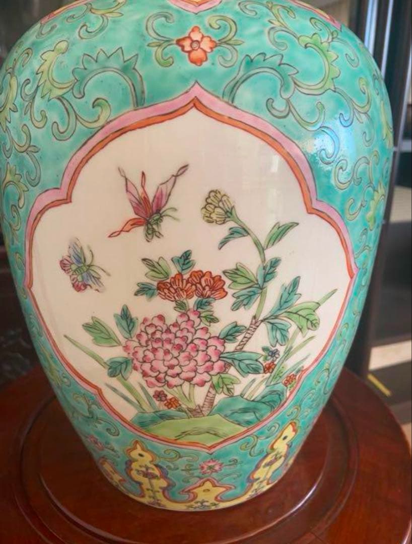 中国古美術品　民国時代　粉彩花草蝶文壺　高さ約28cm