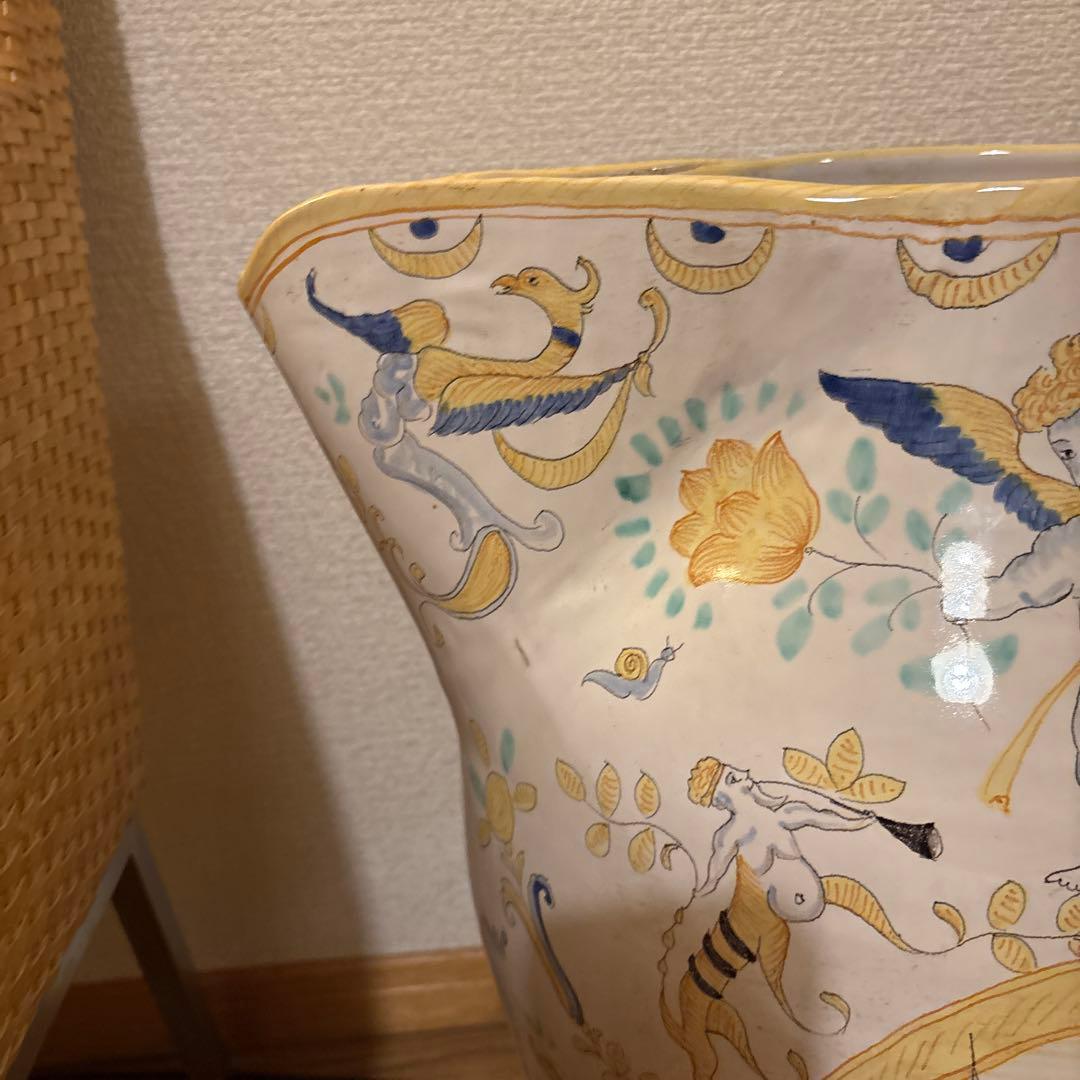 装飾的な陶器製ピッチャー　壺　花瓶