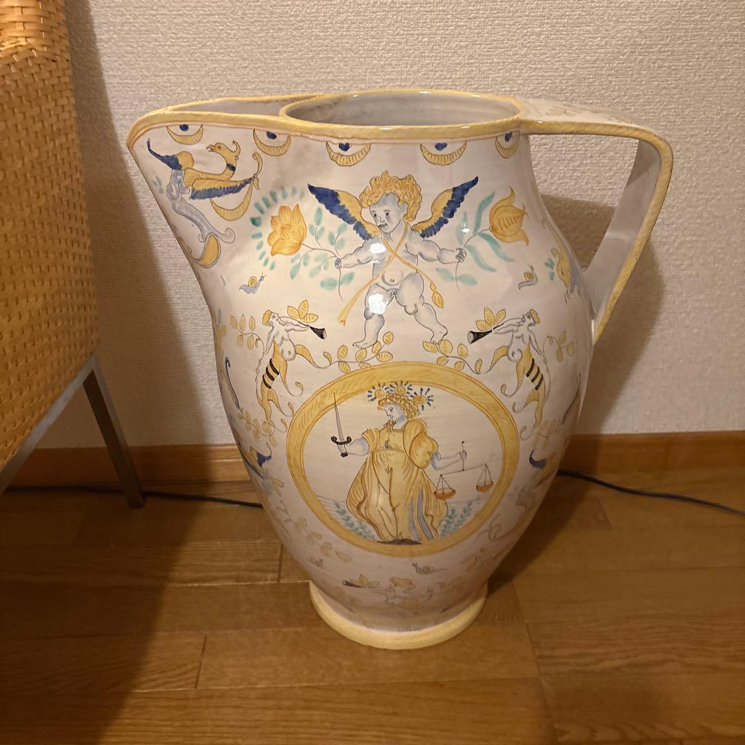 装飾的な陶器製ピッチャー　壺　花瓶