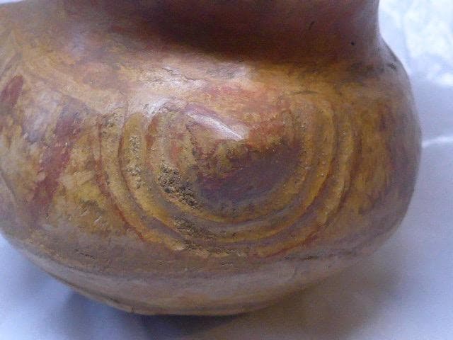 貴重です。出土品です　三突起彩色小壷です 赤い模様があります