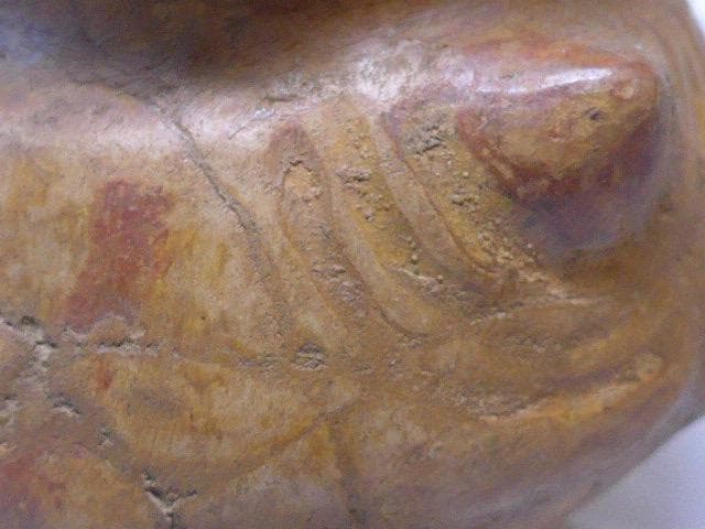 貴重です。出土品です　三突起彩色小壷です 赤い模様があります