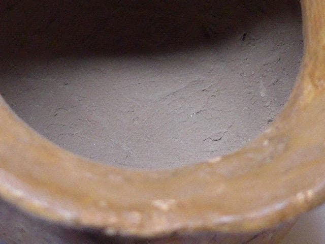 貴重です。出土品です　三突起彩色小壷です 赤い模様があります