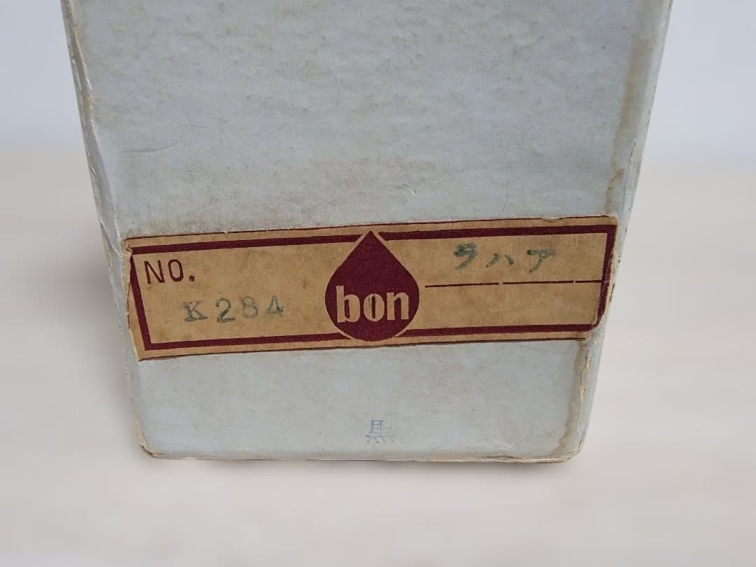 レザー製立体彫刻クラッチバッグ