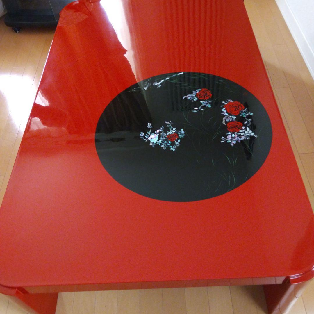 赤いバラデザインの漆塗り座卓
