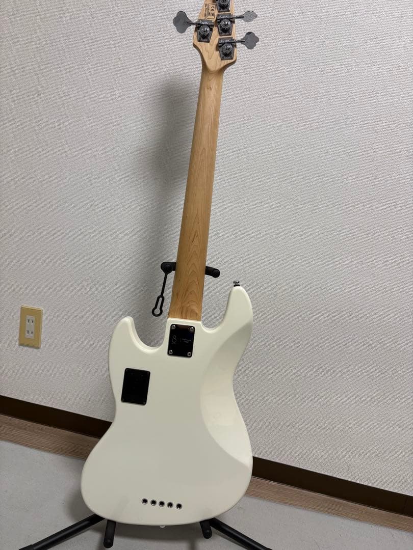Marcus Miller Sire V7 5弦　Antique White