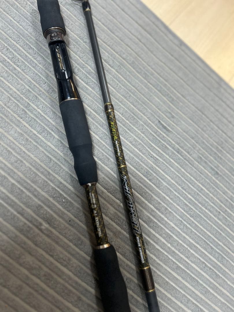 JIN バスロッド ブラック/ゴールド