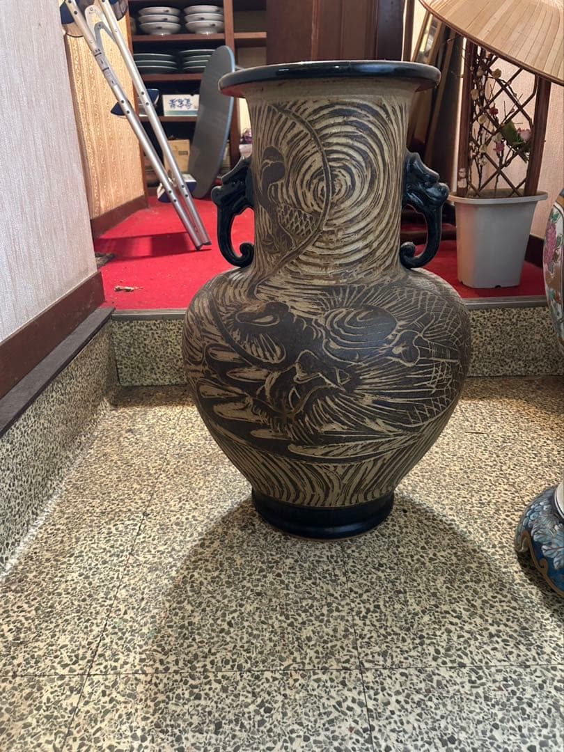 信楽焼の龍刻壺 イラボ龍彫耳付き長花瓶