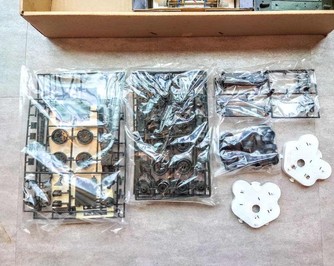 1974年タミヤ 初代ラジコン 1/16 M4シャーマン105mm榴弾砲 未組立