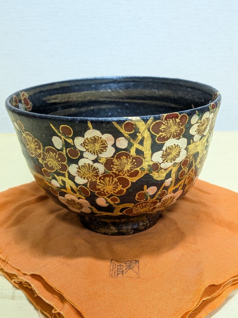 山本雄次　平安 麦波造　鉄地金銀彩　紅白梅図　茶盌　共箱